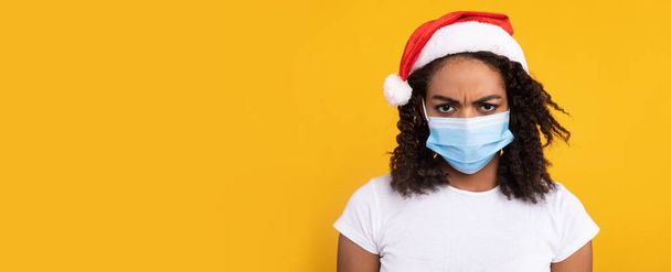 マスクを身に着けている黒の女性とクリスマス｜Santa Hat, Studio Shot - 写真・画像