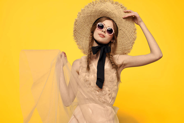 ρομαντική κυρία με ψάθινο καπέλο γυαλιά ηλίου μοντέλο φόρεμα συναισθήματα - Φωτογραφία, εικόνα