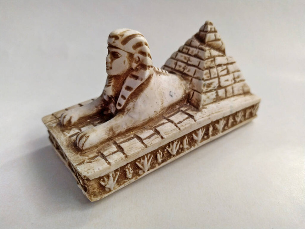 Primo piano su una sfinge ricordo e piramidi dall'Egitto su sfondo bianco - Foto, immagini