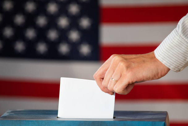 Wahlen in den USA - Stimmzettel und amerikanische Flagge - Foto, Bild