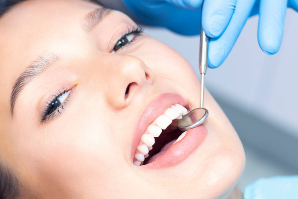 Dentysta i pacjent w gabinecie dentystycznym. Kobieta z zębami zbadanymi przez dentystów - Zdjęcie, obraz