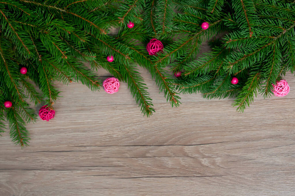 Karácsonyi dekorációk egy fa háttér. Téli ünnep téma. Boldog új évet! A szöveg helye. - Fotó, kép
