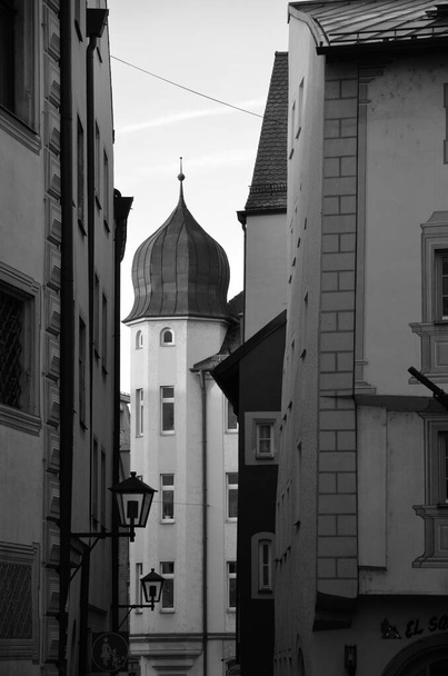 Regensburg, Bavaria, Germany - 11.11.2014: Streets of Bavarian Regensburg. This city is an example of a well-preserved large German city from the Middle Ages. - Foto, afbeelding