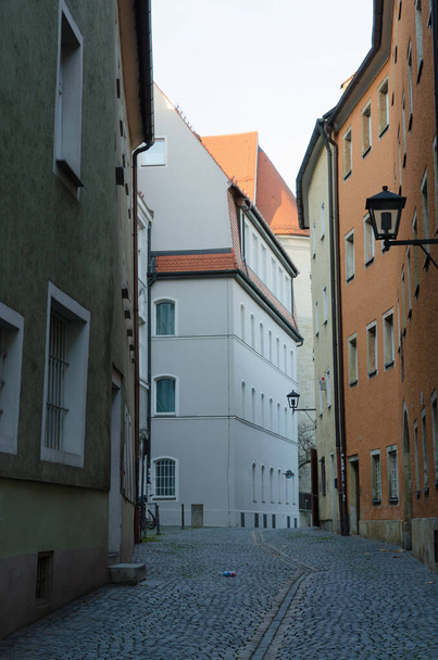 Regensburg, Bavorsko, Německo - 11.11.2014: Ulice Bavorského kraje. Toto město je příkladem dobře zachovalého velkého německého města ze středověku. - Fotografie, Obrázek