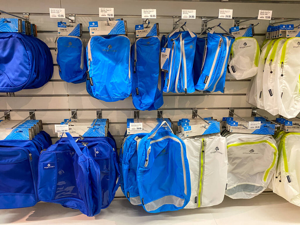 Orlando, FL/USA-9/28/20: The travel packing compression bag display at The Container Store retail organizing store. - Fotoğraf, Görsel
