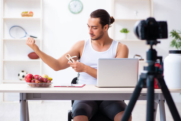 Joven blogger masculino en concepto de dieta - Foto, imagen