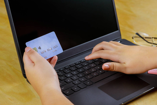 Compras online Cyber Monday on de mãos segurando usando internet banking com cartão de crédito para fazer transação de pagamento com mesa de laptop - Foto, Imagem