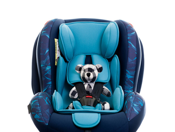 ours en peluche dans le siège bleu pour enfants, siège conçu spécifiquement pour protéger les enfants contre les blessures ou la mort lors des collisions. - Photo, image