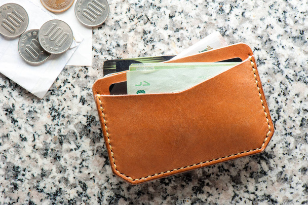 мужская кожаный аксессуар, крупным планом на ручной работы овощной загорелой кожи минималистский бумажник - Фото, изображение