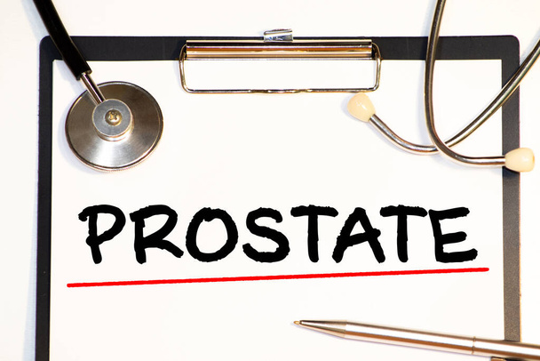 Il dottore tiene una carta con il nome della diagnosi - il cancro alla prostata. Concentrazione selettiva. Concetto medico. - Foto, immagini