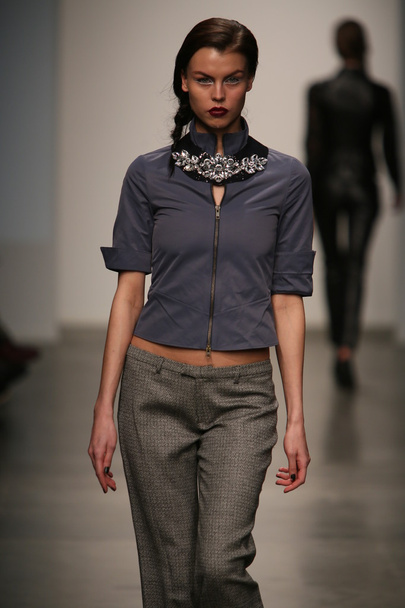 Model walks runway at Gabrielle Arruda show - Foto, Bild