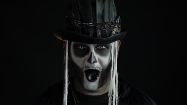Homem de esqueleto Traje de Halloween abrindo a boca, mostrando língua negra, dentes sujos, assustando você - Filmagem, Vídeo