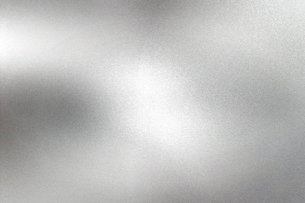 Leuchtende silberne Folienpapierwand mit Kopierraum, abstrakter Texturhintergrund - Foto, Bild