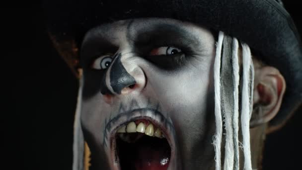 Detailní záběry zlověstný muž s Halloween kostra make-up dělat obličeje, snaží se vystrašit - Záběry, video