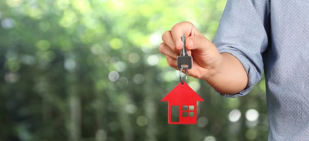 Agente inmobiliario entregando llaves de la casa en mano - Foto, Imagen