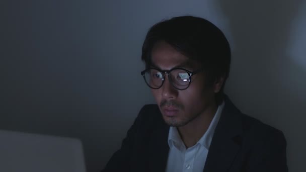Aasialainen vakuutusasiamies Liikemies puvussa Lasit Kirjoittaminen Laptop ja työskentely myöhään toimistossa Normal View - Materiaali, video