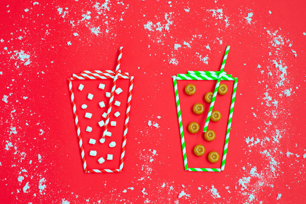 Kupa karácsonyi forró italok téma mályvacukor és karamell. - Fotó, kép