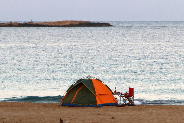 Touristenzelt am Ufer des Mittelmeeres im Norden des Staates Israel  - Foto, Bild