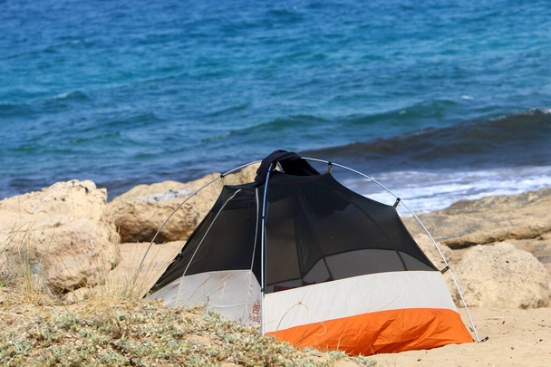 туристическая палатка на берегу Средиземного моря на севере Израиля  - Фото, изображение