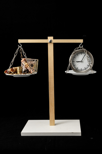 Zegar i czas waluty jest koncepcja pieniędzy - Zdjęcie, obraz