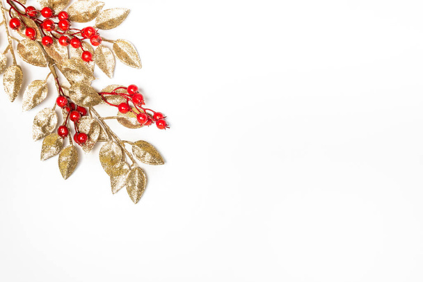 Gouden maretak blad over witte achtergrond. Kerstthema. Kopieerruimte. - Foto, afbeelding
