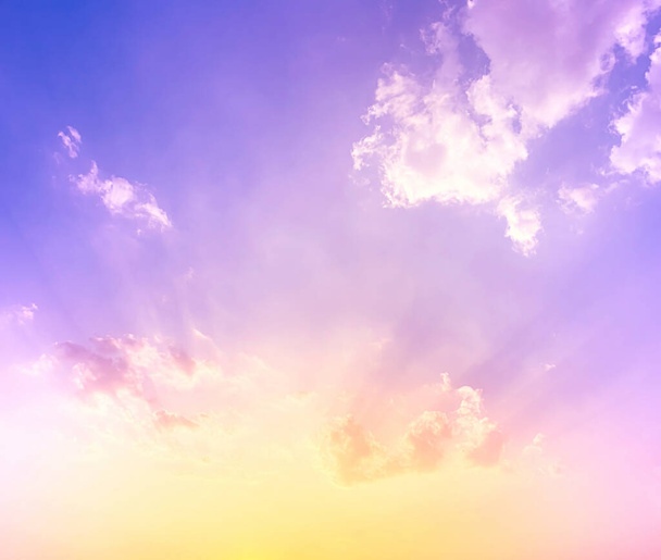 luz amarela e laranja do pôr do sol no céu azul roxo com nuvens suaves - Foto, Imagem