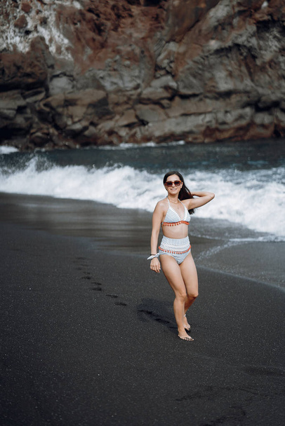 Girl in a stylish swimsuit have a rest n a beach - Fotoğraf, Görsel