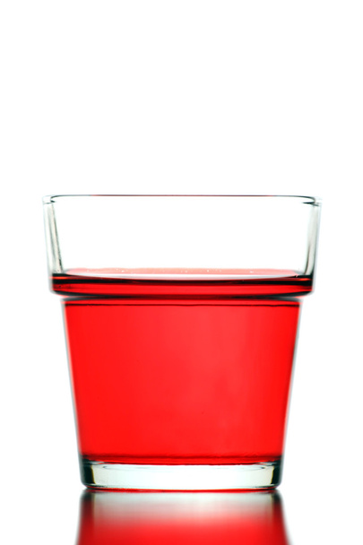 Червона вода в склі ізольована
. - Фото, зображення