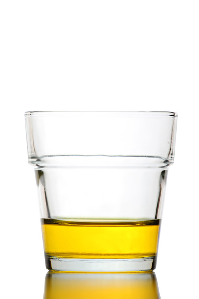 geel water in glas geïsoleerd. - Foto, afbeelding