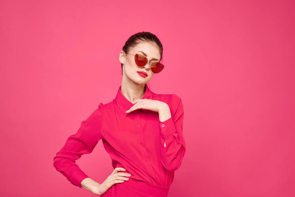 Mujer en camisa rosa y gafas marrones recortadas ver modelo de moda emociones gestos manos retrato - Foto, imagen