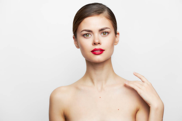 Mujer atractiva Mira hacia adelante modelo de piel limpia  - Foto, Imagen