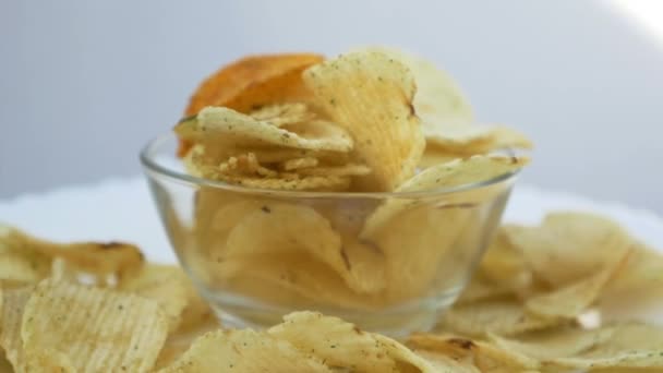 Batatas fritas em uma placa branca de perto e rotação  - Filmagem, Vídeo