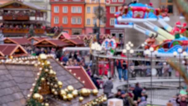 Bulanık görüntüler. Kalabalık kış günü Central City Meydanı 'ndaki süslü bir Noel festivalinde atlıkarıncaya biniyor. Yukarıdan Hava Görünümü. - Video, Çekim