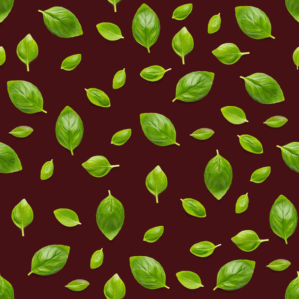 Kırmızı arka planda dikişsiz İtalyan fesleğen yaprağı deseni, taze yeşil fesleğen düzleminden yapılmış, kusursuz desen. Gıda malzemesi kusursuz desen. - Fotoğraf, Görsel