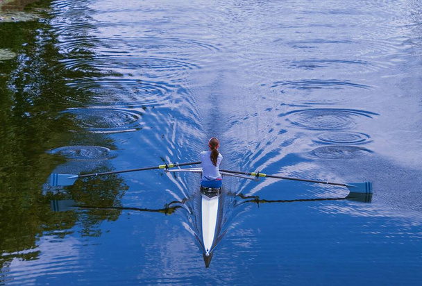 イングランドの川で一人の漕ぎ手の訓練 - 写真・画像