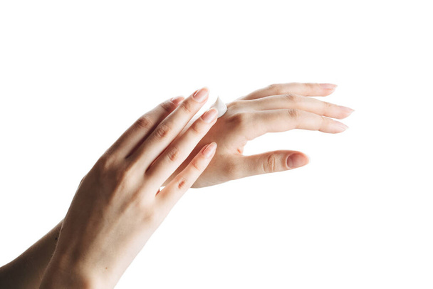 le mani di donne isolano, applicando la crema, massaggiando - Foto, immagini