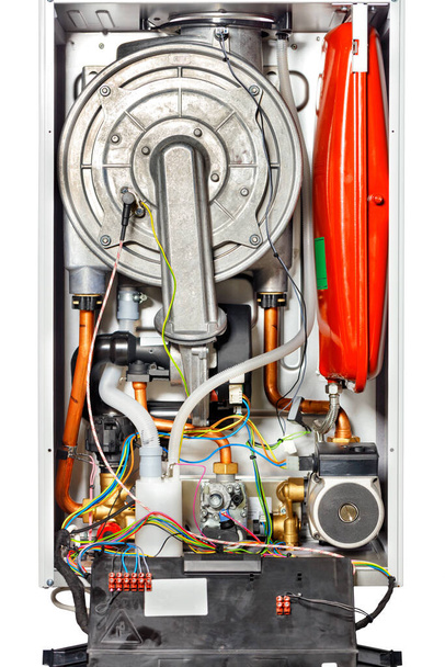 Disposición interna de una caldera de gas controlada electrónicamente para calefacción y suministro de agua caliente. Aislado sobre fondo blanco. - Foto, Imagen