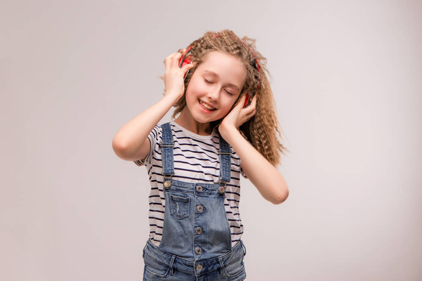 Kulaklıkla müzik dinleyen tatlı bir genç kız.  - Fotoğraf, Görsel