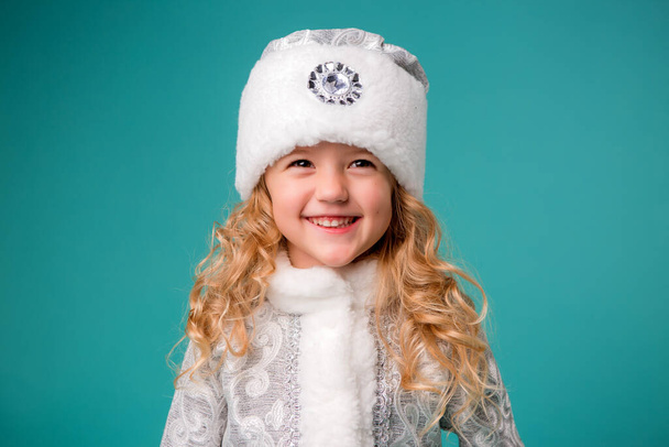 klein meisje in kerst thema outfit  - Foto, afbeelding