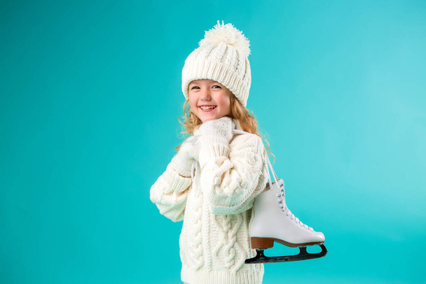 niña en suéter blanco  - Foto, Imagen