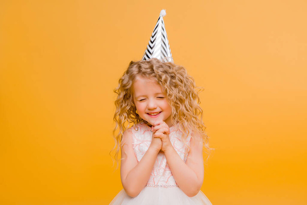 Heilung kleines Mädchen mit Party-Hut posiert im Studio  - Foto, Bild
