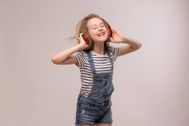 roztomilý teenager dívka poslech hudba s sluchátky  - Fotografie, Obrázek