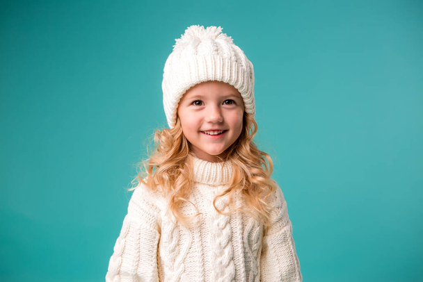 niña en suéter blanco  - Foto, imagen