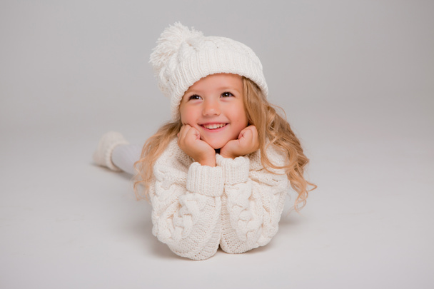 白いセーターの少女  - 写真・画像