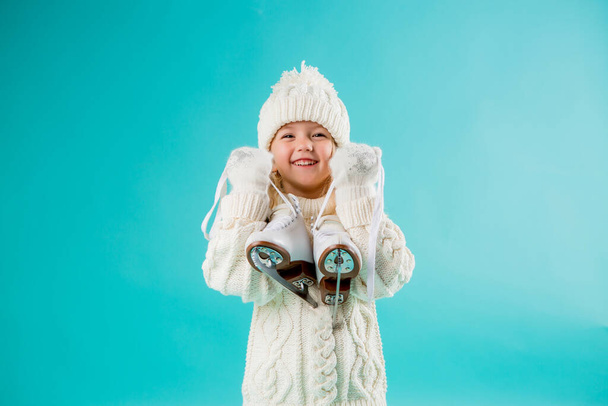 маленькая девочка в белом свитере  - Фото, изображение