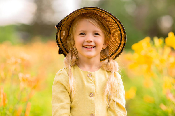pieni tyttö keltainen mekko puutarhassa  - Valokuva, kuva