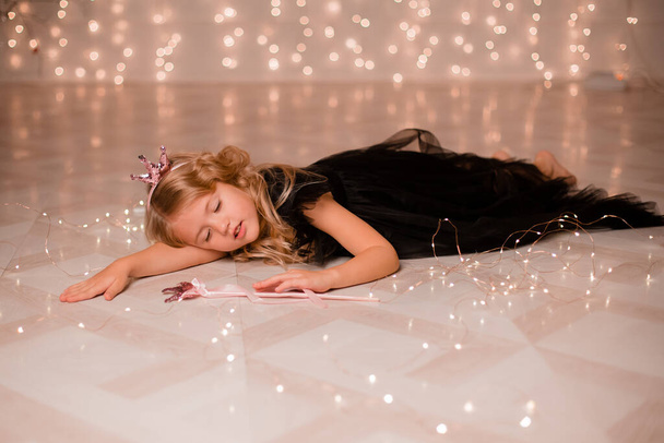 パーティードレスの可愛い女の子が寝てる  - 写真・画像