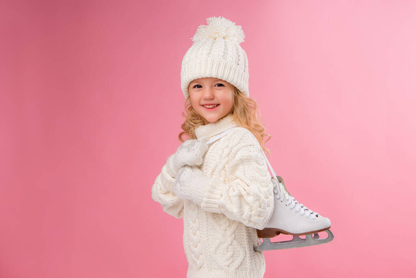 маленькая девочка в белом свитере  - Фото, изображение
