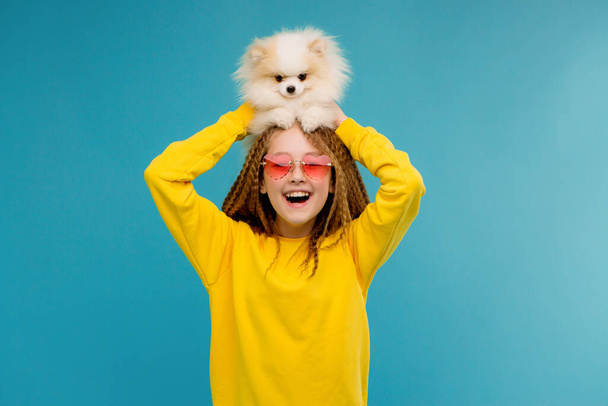 roztomilá holčička ve slunečních brýlích s malým legračním psem  - Fotografie, Obrázek