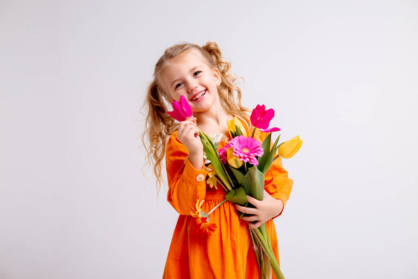 χαριτωμένο κοριτσάκι με λουλούδια στο στούντιο - Φωτογραφία, εικόνα